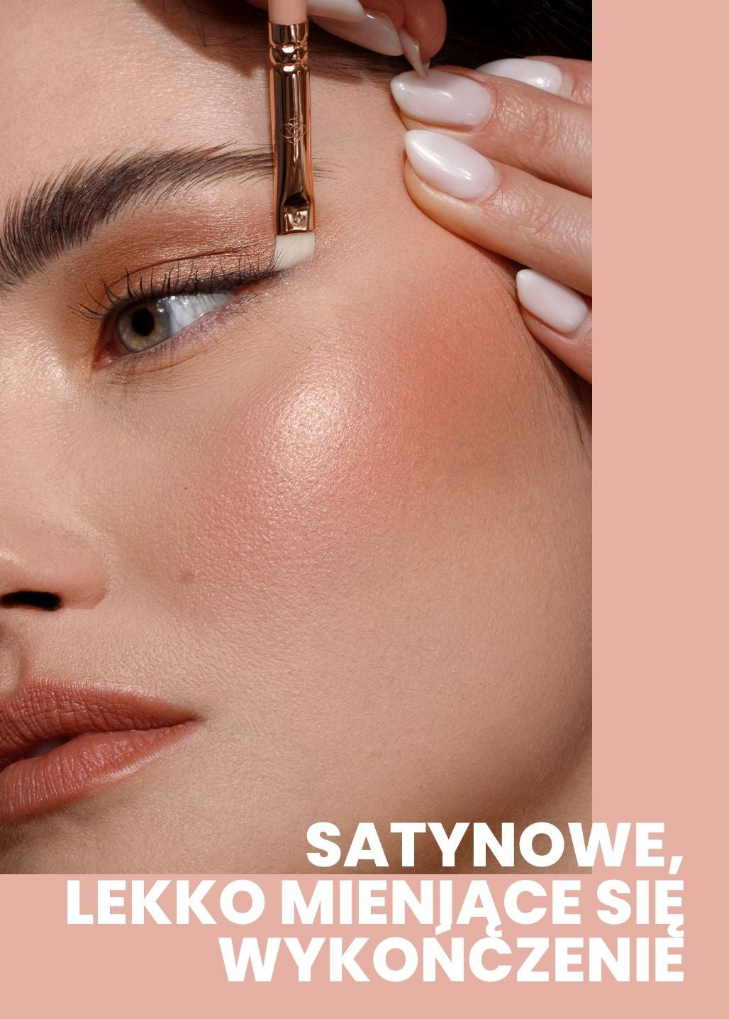 Cienie mineralne Annabelle Minerals na modelce z informacją o satynowym, lekko mieniącym się wykończeniu
