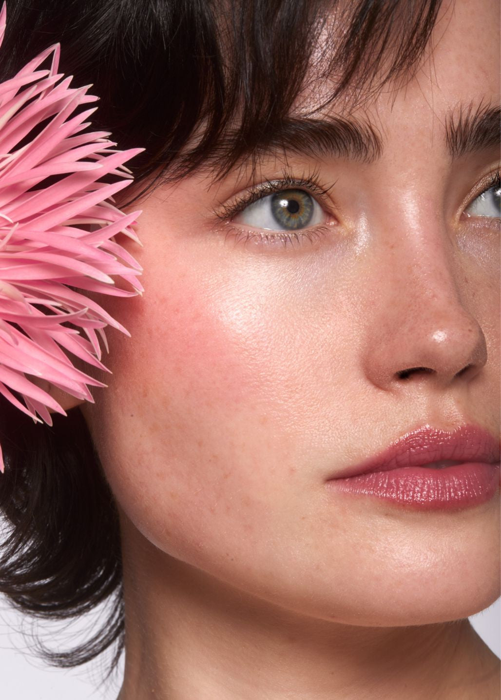 Efekt różu Blush Balm Annabelle Minerals w odcieniu Soft Petal na policzkach