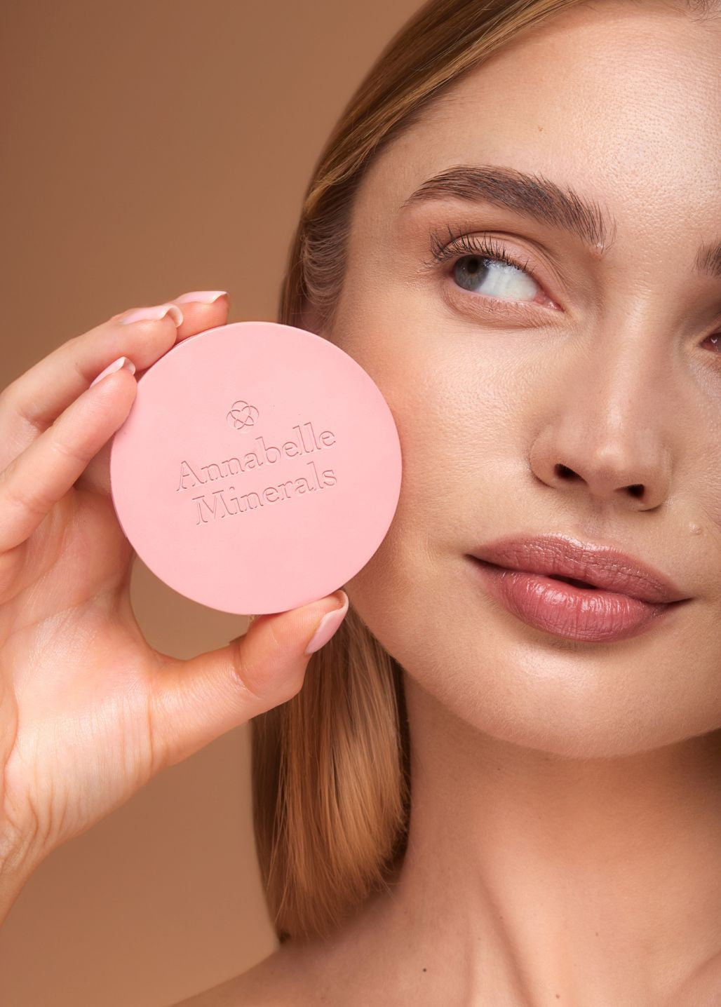Bronzer mineralny Latte Annabelle Minerals na skórze modelki