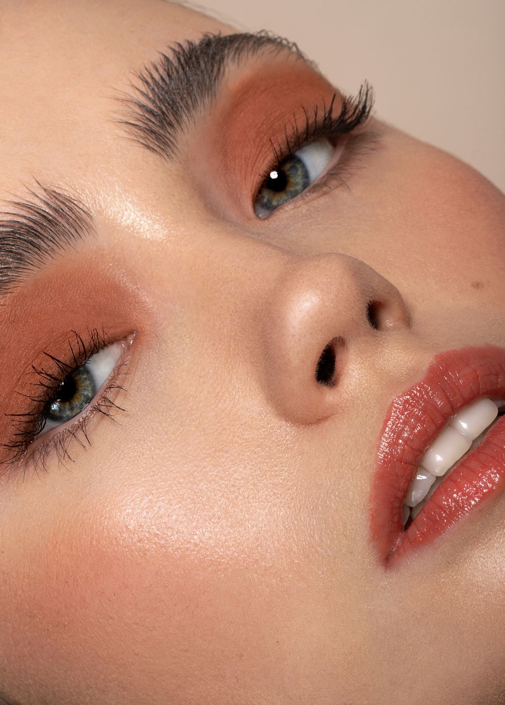 Makijaż oka wykonany cieniem mineralnym Cinnamon Annabelle Minerals