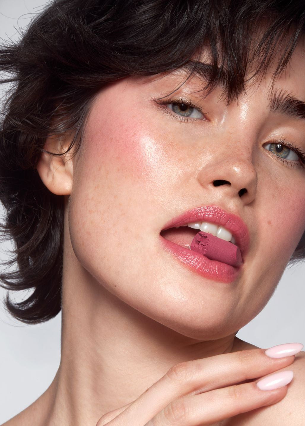 Makijaż soft glam wykonany pomadką Pink Apple Annabelle Minerals