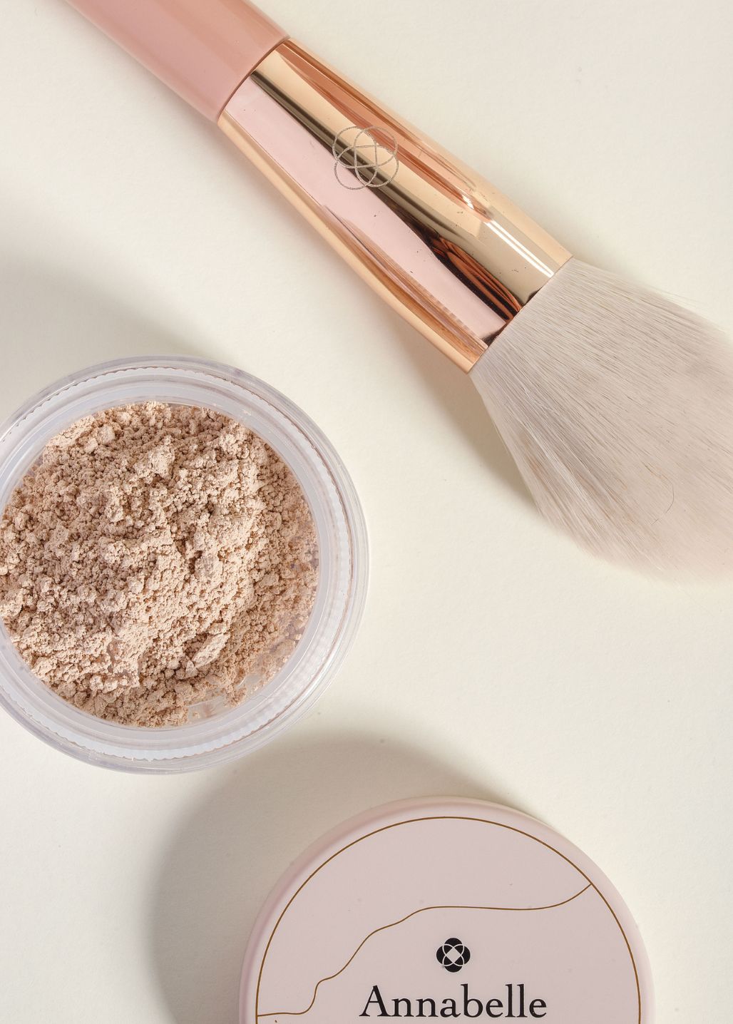 Rozświetlający puder mineralny Pretty Glow Annabelle Minerals nadający skórze efekt glow