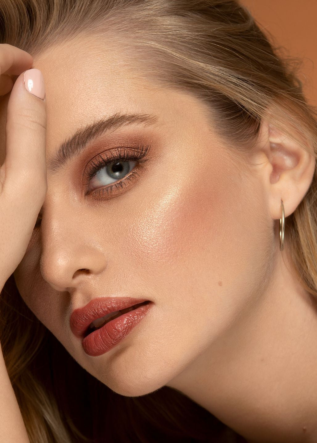Efekt rozświetlacza Royal Glow Annabelle Minerals na skórze