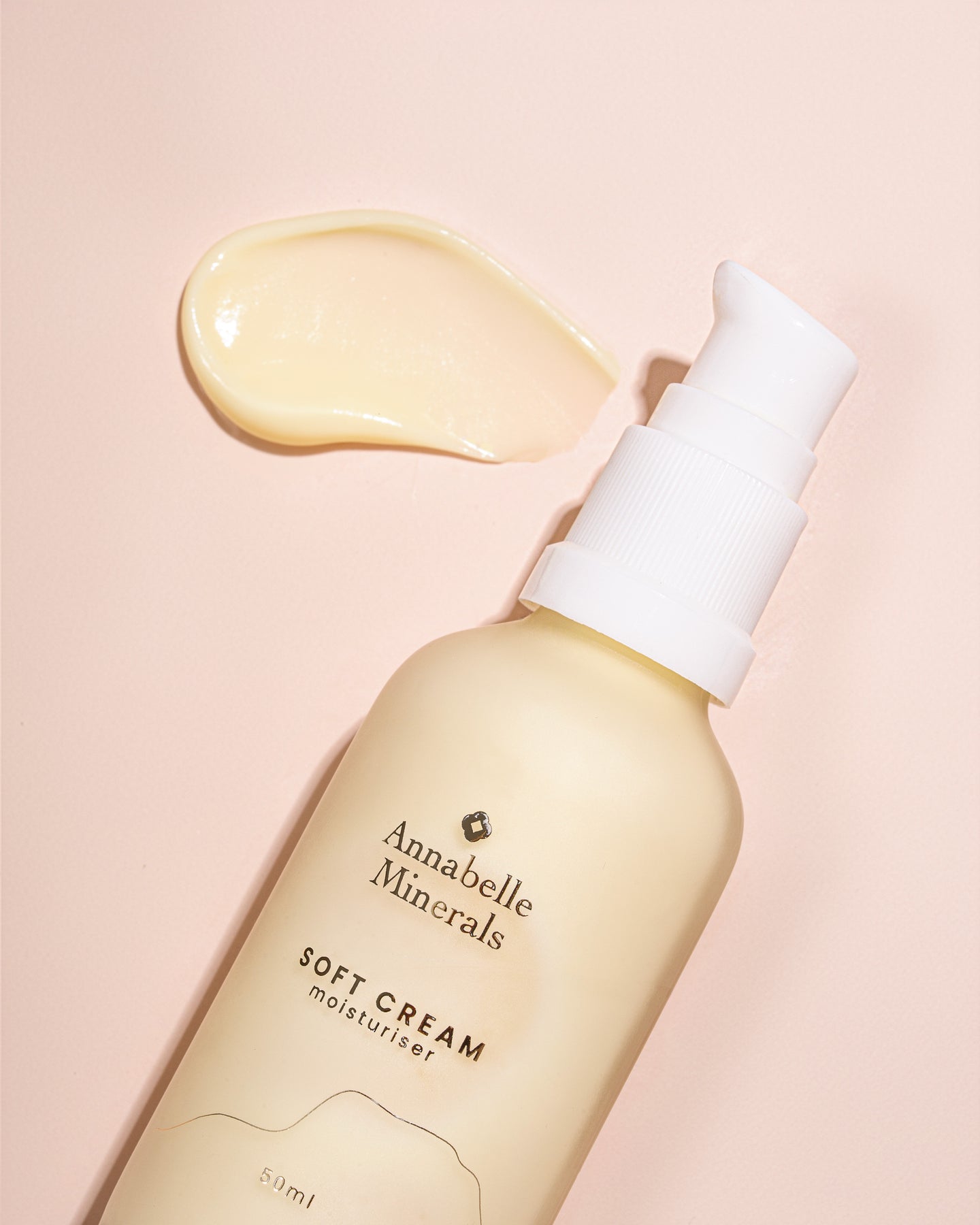 Krem nawilżający Soft Cream Annabelle Minerals z widoczną lekką konsystencją obok opakowania