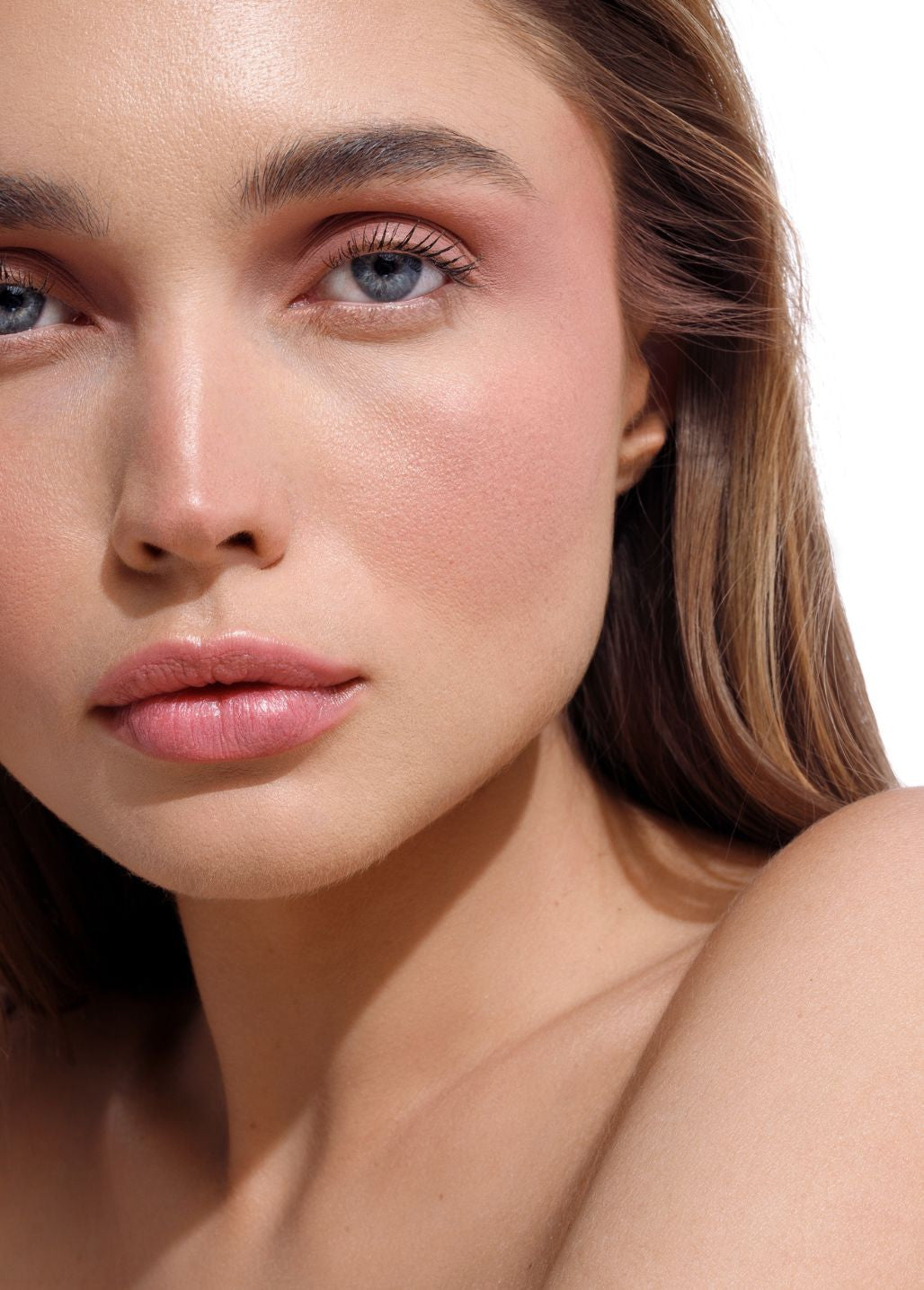 Modelka z subtelnym makijażem i różem mineralnym Annabelle Minerals w odcieniu Rose