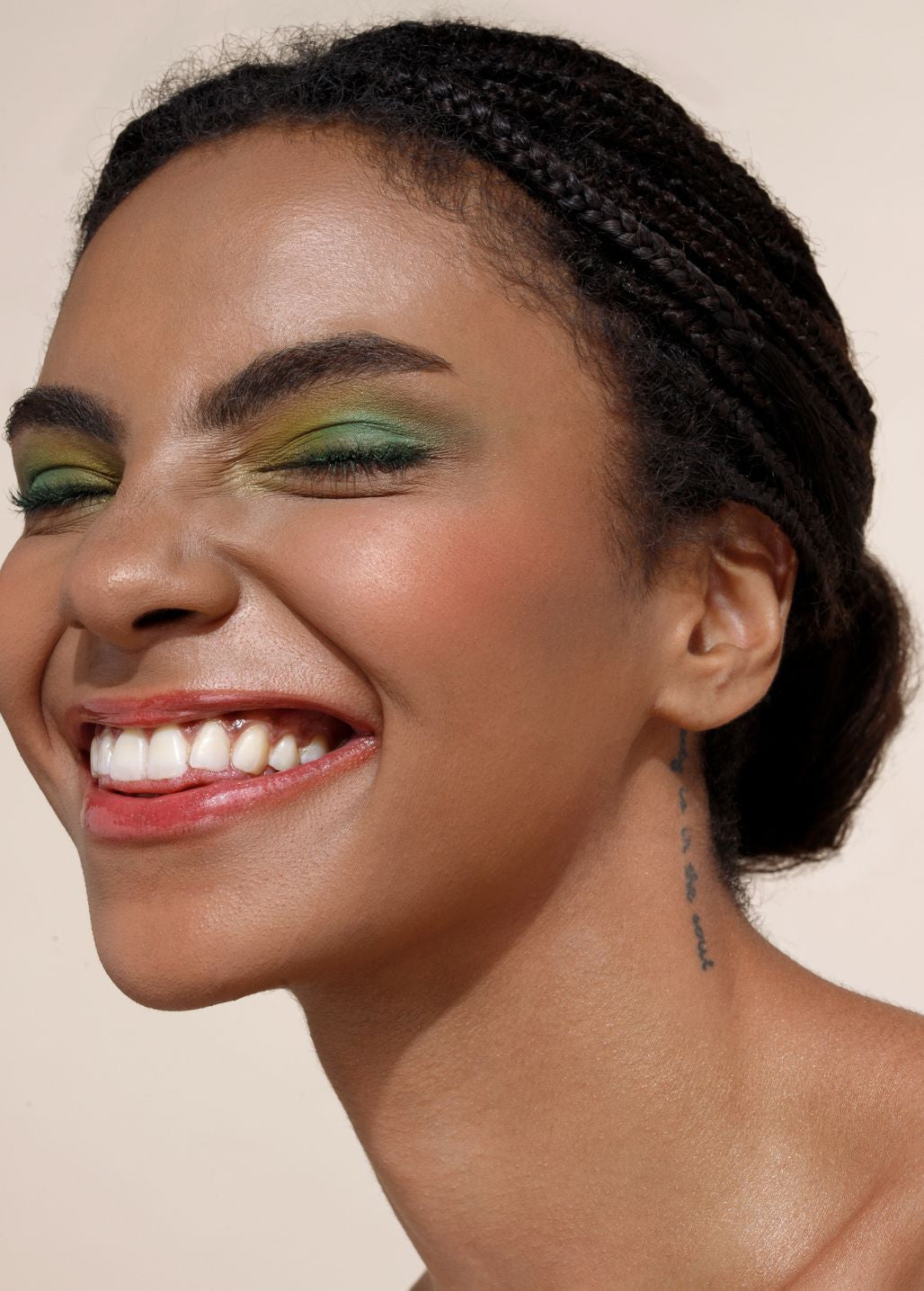 Uśmiechnięta modelka z różem mineralnym Annabelle Minerals w odcieniu Sunrise