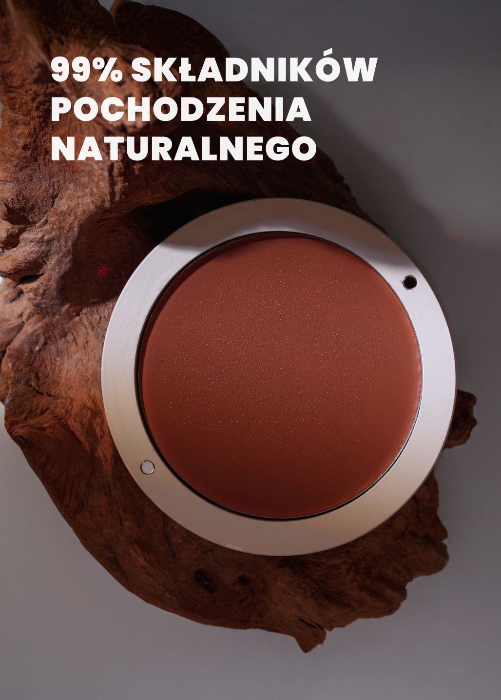 Otwarta puderniczka z bronzerem kremowym Annabelle Minerals w środku, z napisem o naturalnych składnikach