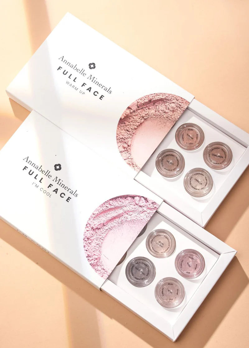 Stylowe zestawy miniatur kosmetyków mineralnych Annabelle Minerals Full Face w pastelowych odcieniach, z widocznymi kolorami cieni i kosmetyków do twarzy.