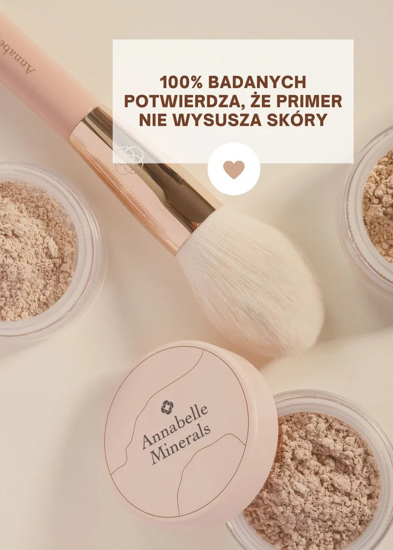 Pędzel do pudru obok pojemników z mineralnym primerem glinkowym Annabelle Minerals i napisem o delikatnym działaniu