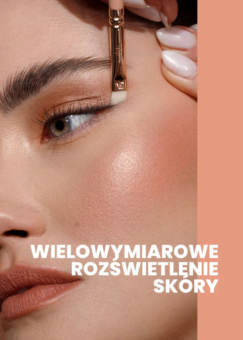 Zbliżenie na makijaż oczu z użyciem pędzla do eyelinera, w tle napis Wielowymiarowe rozświetlenie skóry na brzoskwiniowym tle