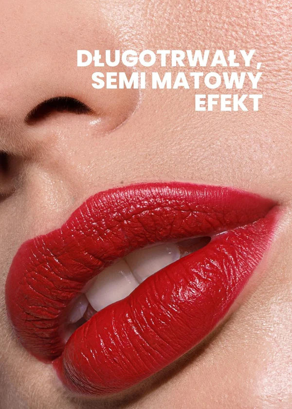 Czerwone usta pokryte półmatową kredką do ust jumbo w odcieniu Dahlia Annabelle Minerals, z napisem Długotrwały, półmatowy efekt