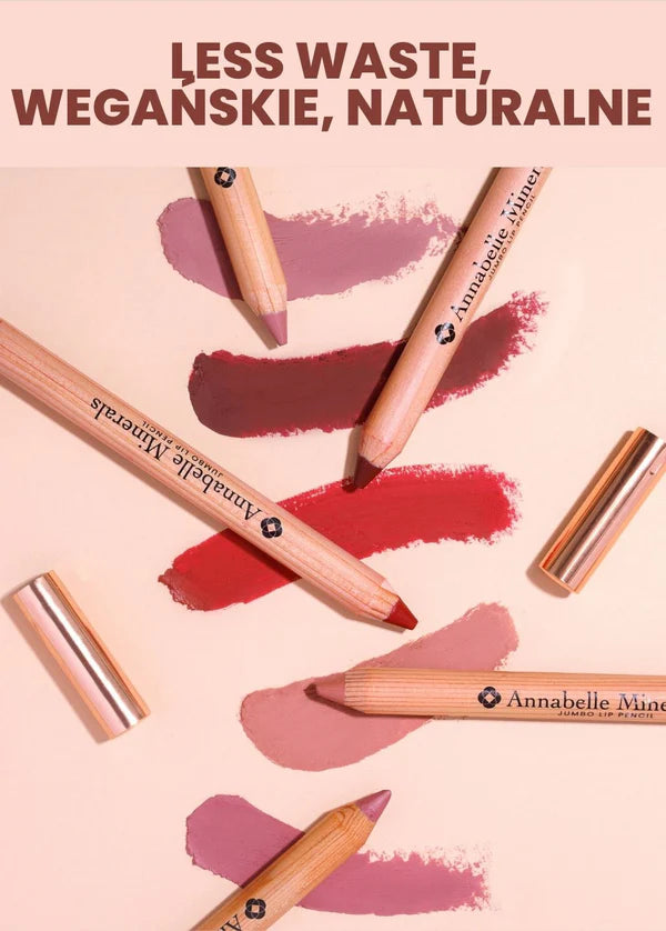 Wegańskie produkty do ust w naturalnych odcieniach, na tle stonowanej powierzchni