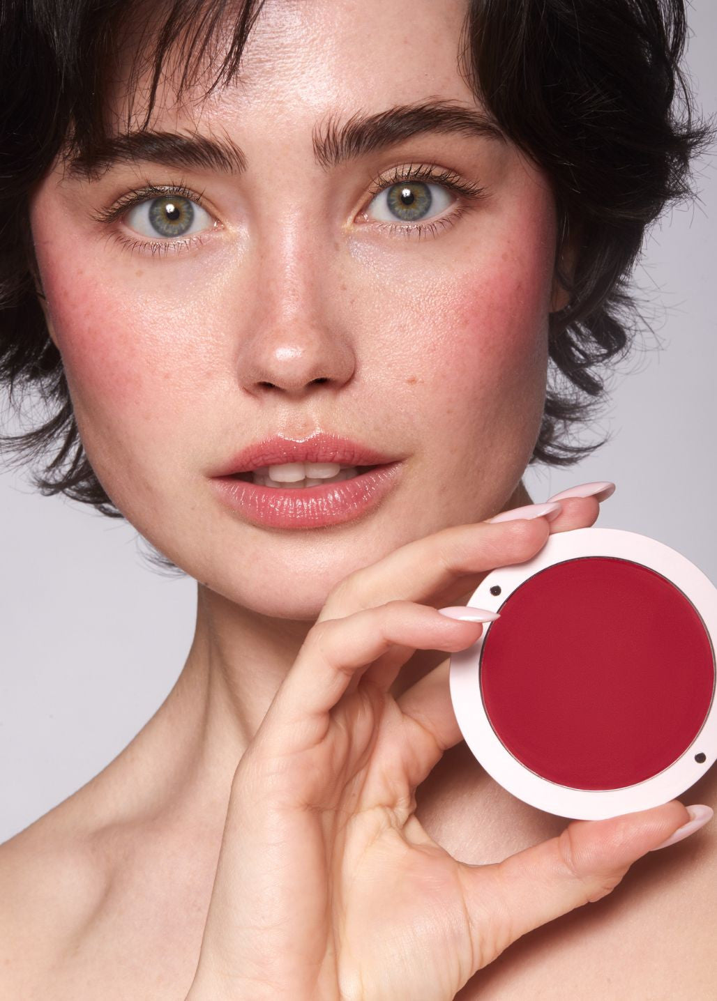 Makijaż z kremowym różem Blush Balm Annabelle Minerals w odcieniu Red Velvet