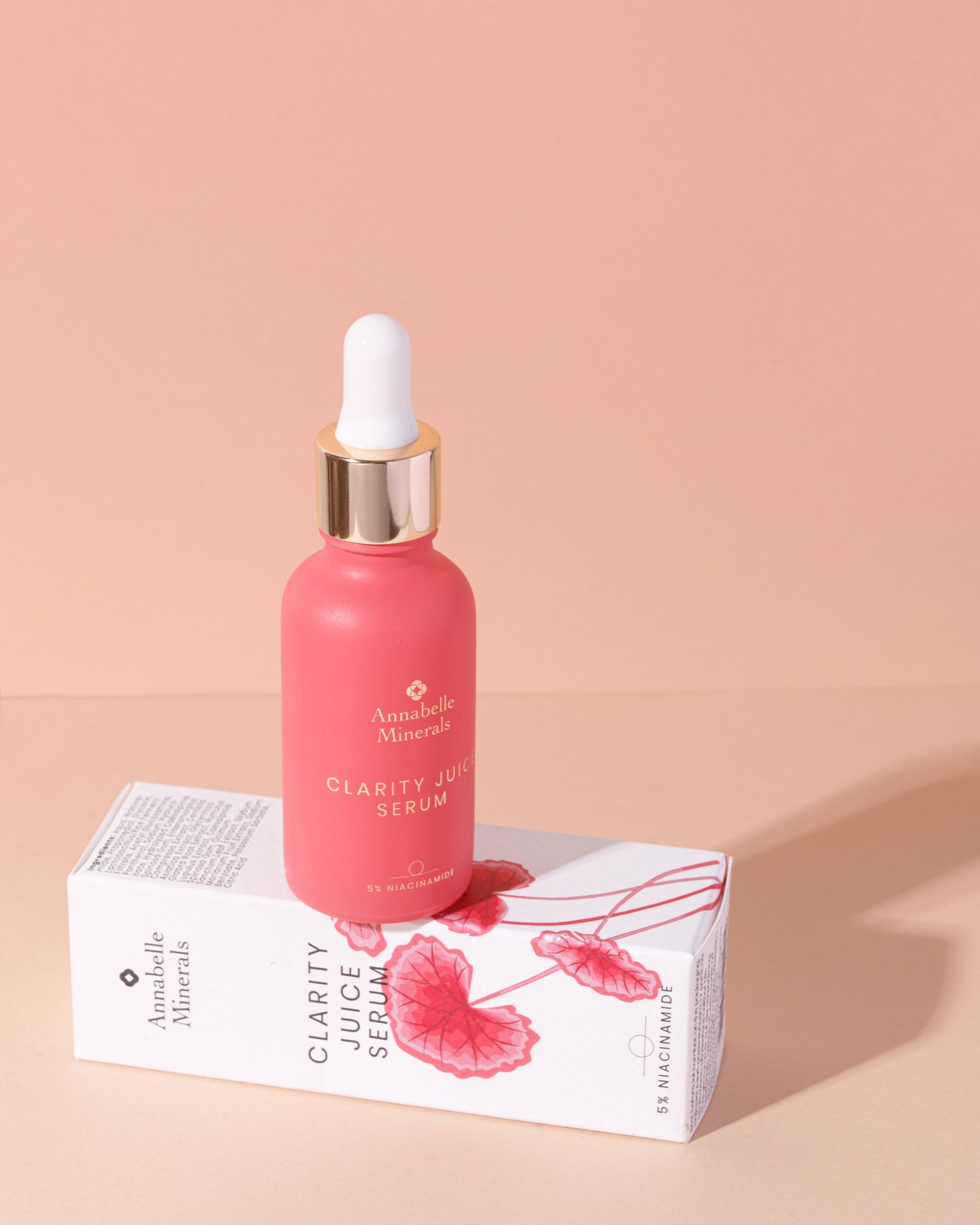 Serum Clarity Juice Annabelle Minerals w minimalistycznej aranżacji beauty