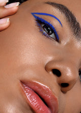Makijaż oka wykonany cieniem mineralnym Cornflower Annabelle Minerals