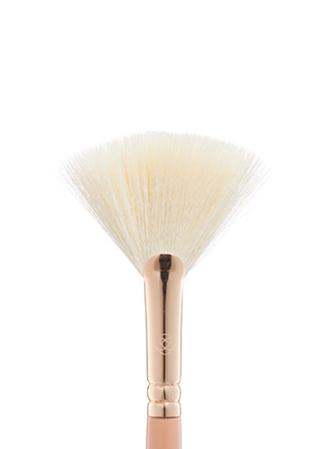Zbliżenie na włosie pędzla wachlarzowego Annabelle Minerals o wachlarzowym kształcie