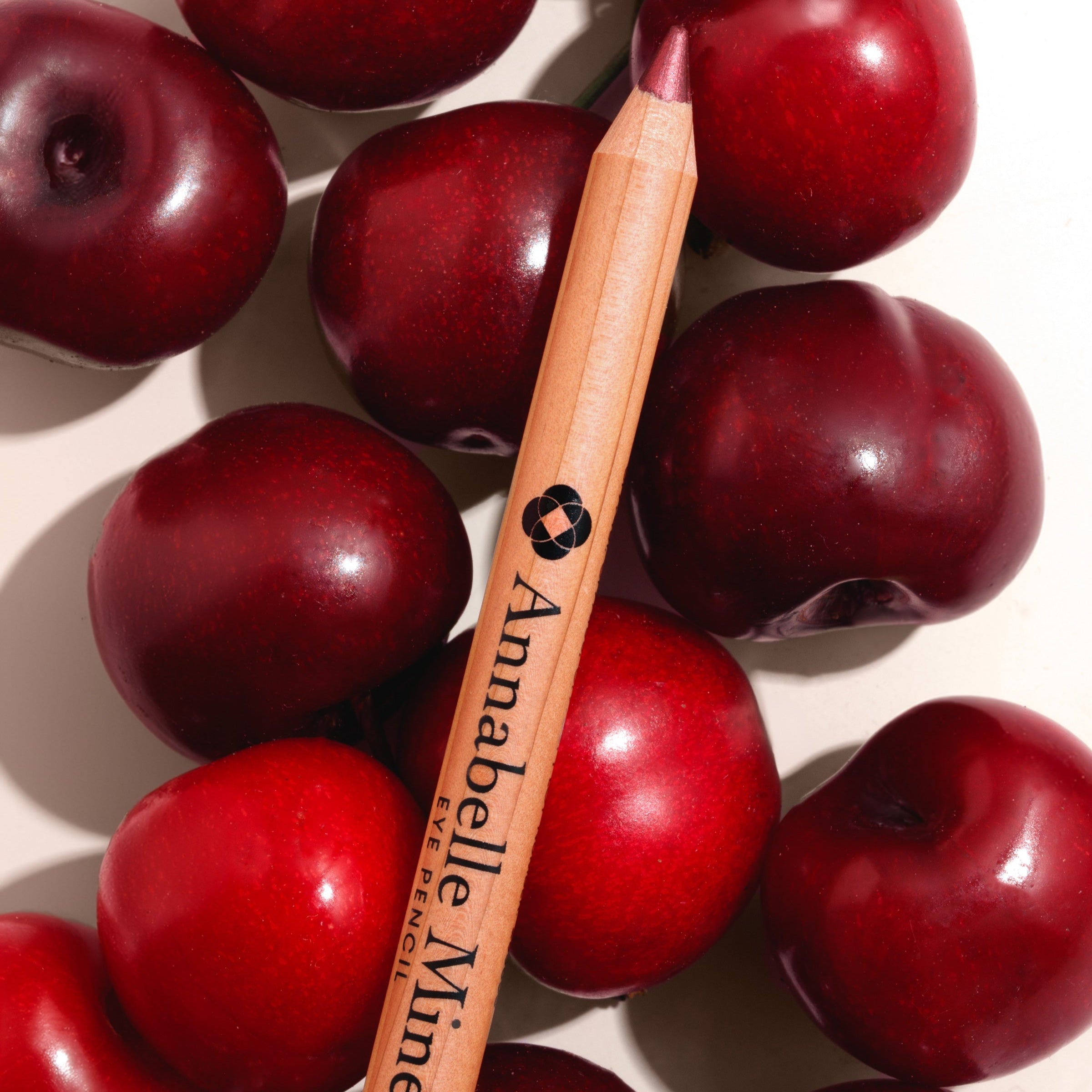 Kredka Jumbo Annabelle Minerals w owocowej aranżacji z wiśniami