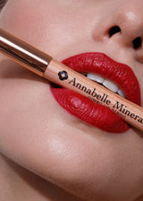 Kobieta z intensywnie czerwonym makijażem ust wykonanym kredką Dahlia Annabelle Minerals