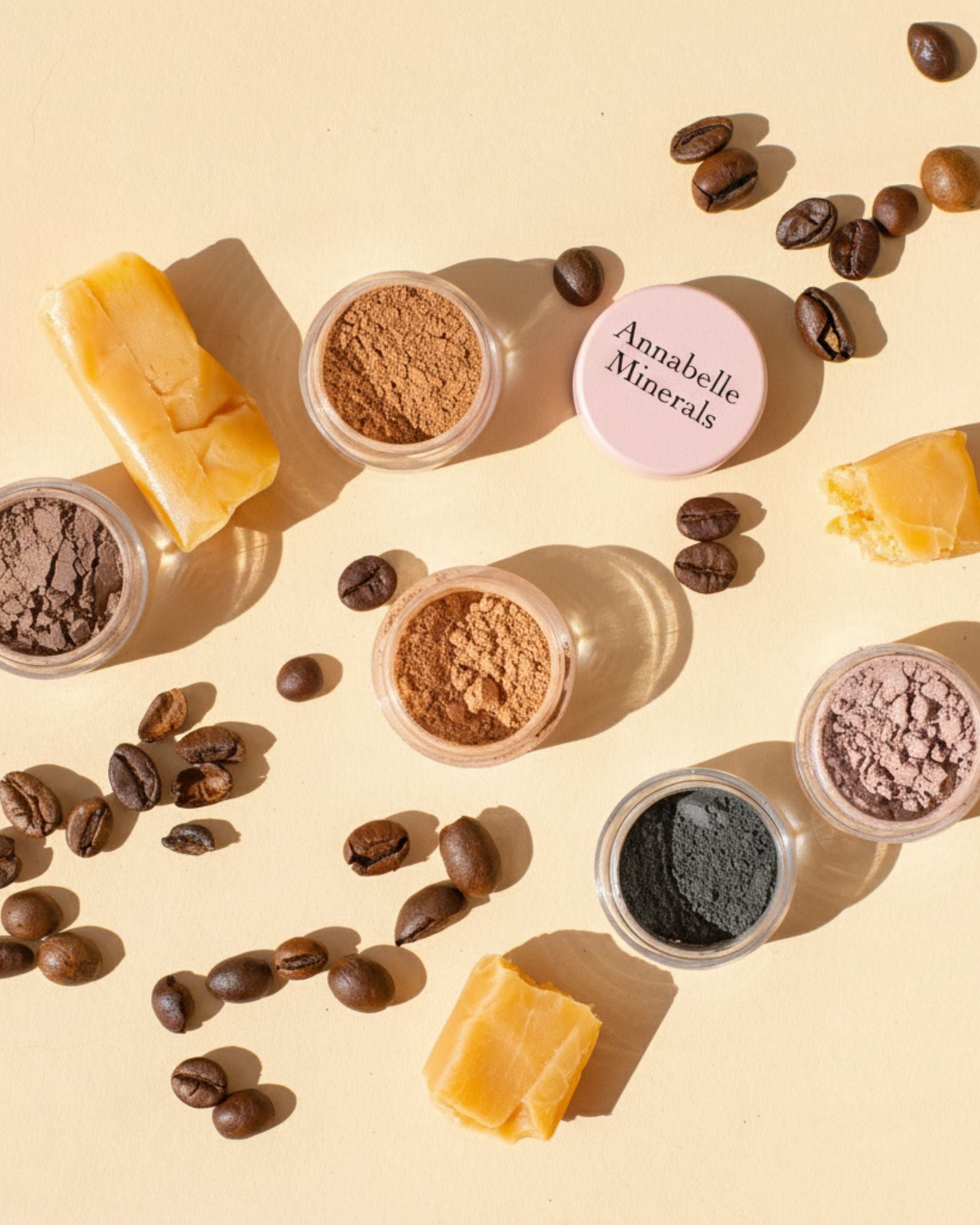 Ein warmer Akzent auf den Augenlidern – ein Set mit Mini-Mineral-Lidschatten Caramel