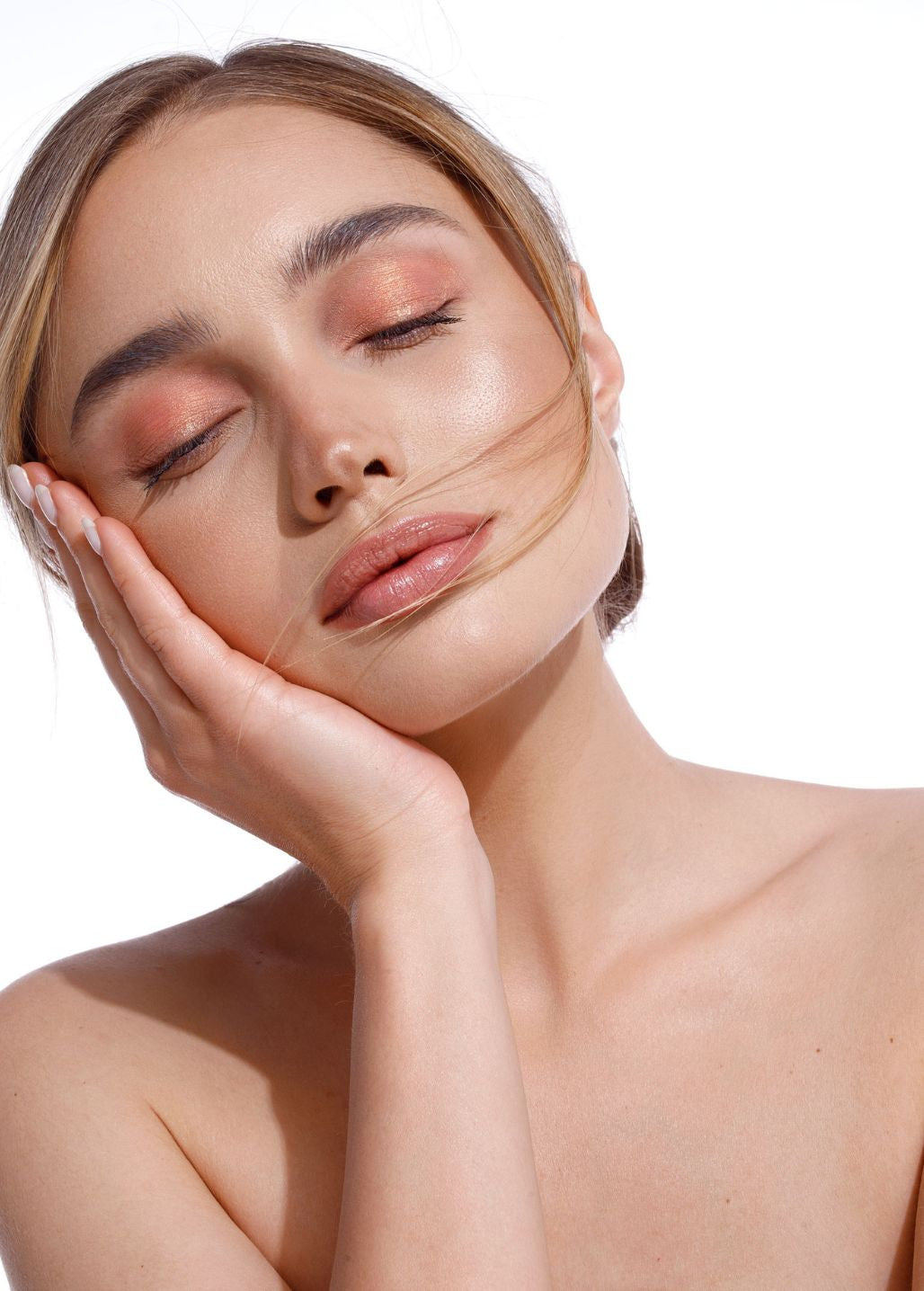 Makijaż z rozświetlającym różem mineralnym Peach Glow Annabelle Minerals