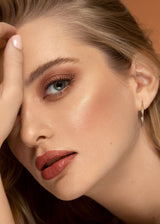 Efekt rozświetlacza Royal Glow Annabelle Minerals na skórze