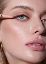 Kobieta z czerwoną kreską na powiece wykonaną kredką Cherry Annabelle Minerals