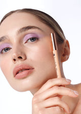 Kobieta z pastelowym fioletowym makijażem oka wykonanym kredką Annabelle Minerals