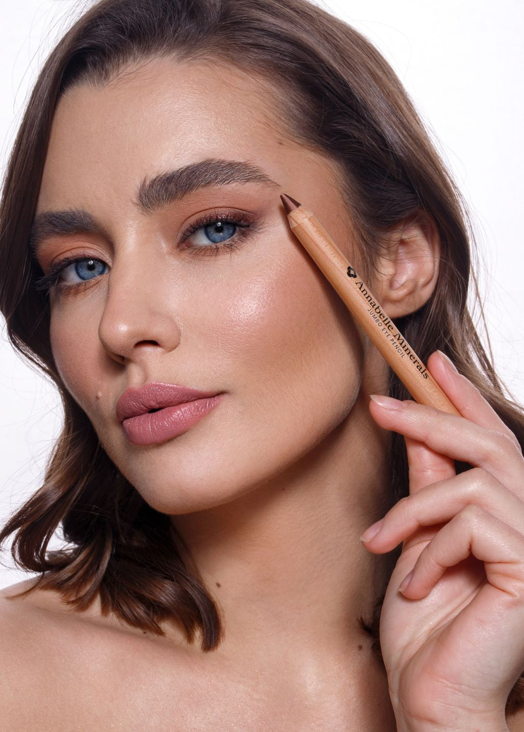 Kobieta z makijażem oka wykonanym kredką do oczu Annabelle Minerals w odcieniu Maple