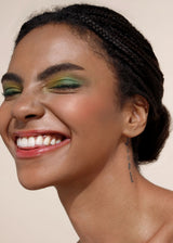 Uśmiechnięta modelka z różem mineralnym Annabelle Minerals w odcieniu Sunrise