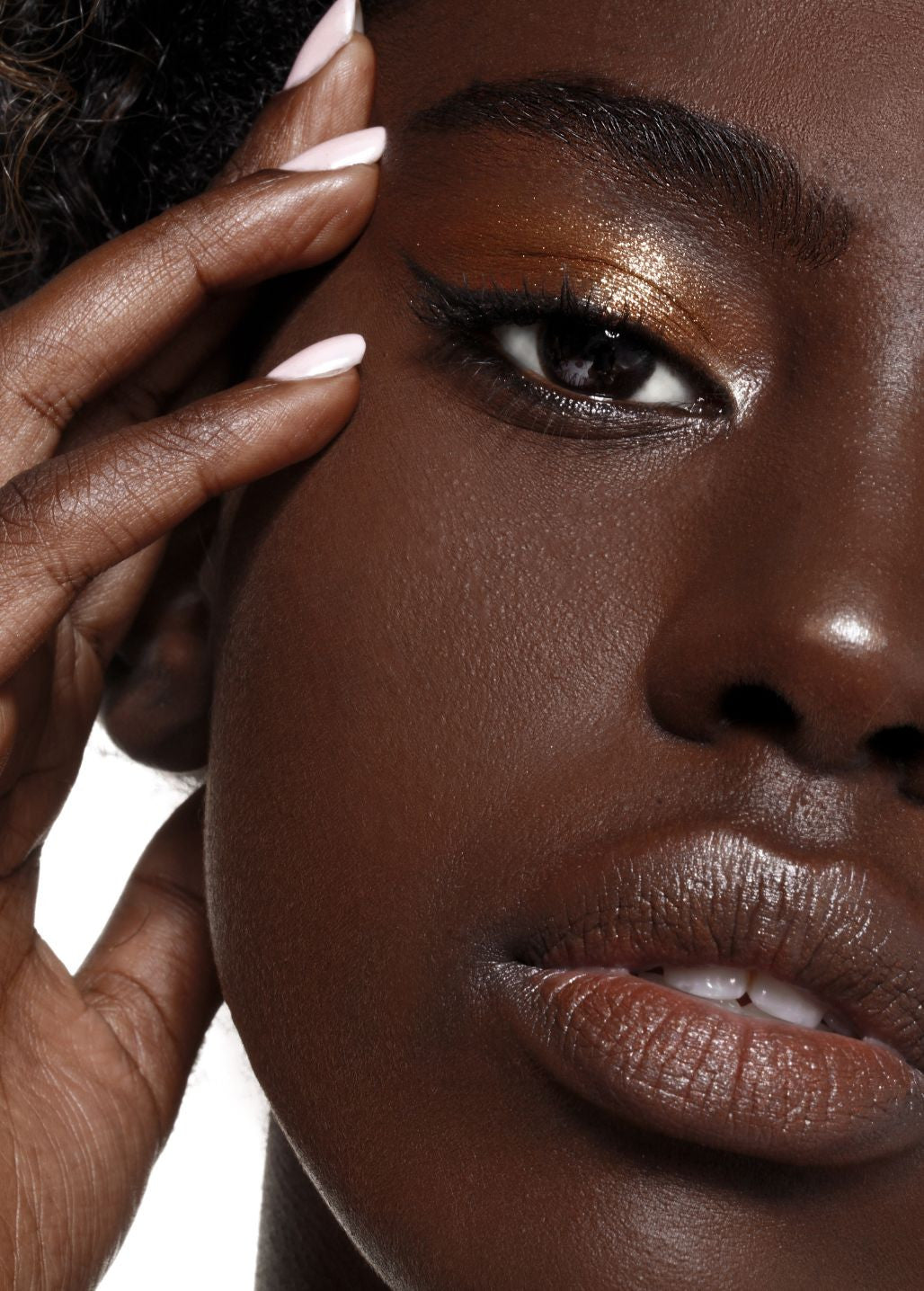 Kobieta z makijażem oka w złotym odcieniu wykonanym pigmentem Amber Annabelle Minerals