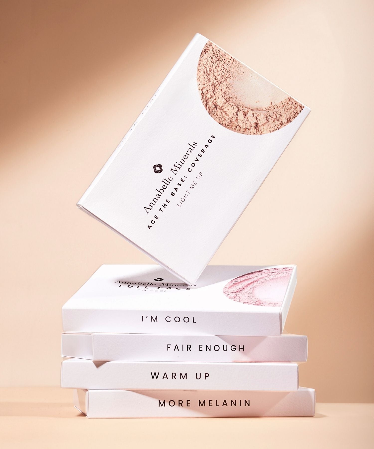 Zestawy miniatur kosmetyków Annabelle Minerals z nazwami produktów w minimalistycznym układzie