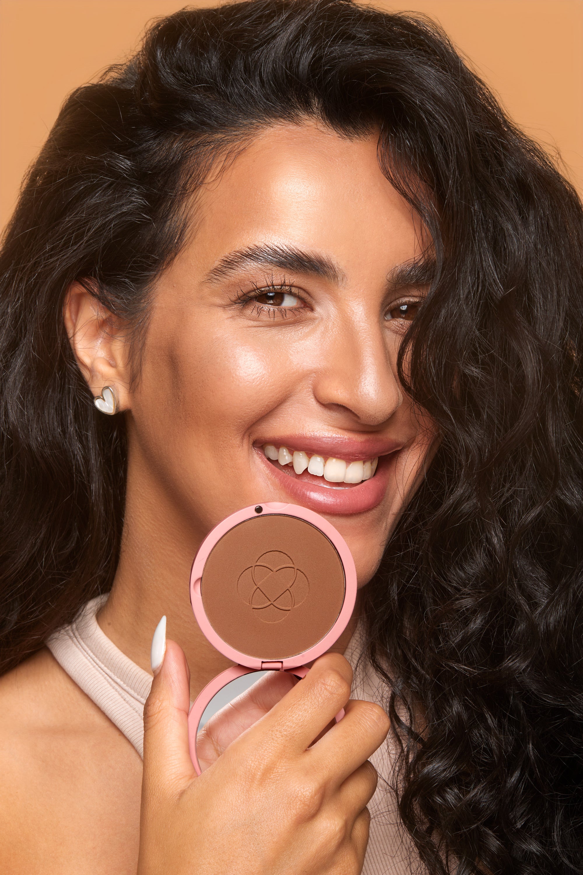 Snadné tvarování – bronzer v kompaktní formě