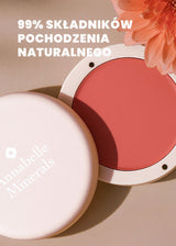 Różowy róż do policzków Annabelle Minerals z naturalnymi składnikami i kwiatem w tle