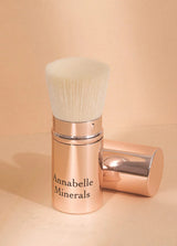 Puchaty pędzel do makijażu flat top Annabelle Minerals w metalowej, różowej osłonie
