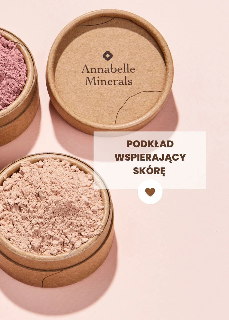 Trzy pojemniki z zapasem kosmetyków mineralnych Annabelle Minerals na różowym tle