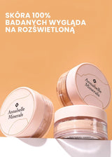 Opakowania rozświetlającego podkładu mineralnego Annabelle Minerals z napisem zapewniającym o działaniu rozświetlającym