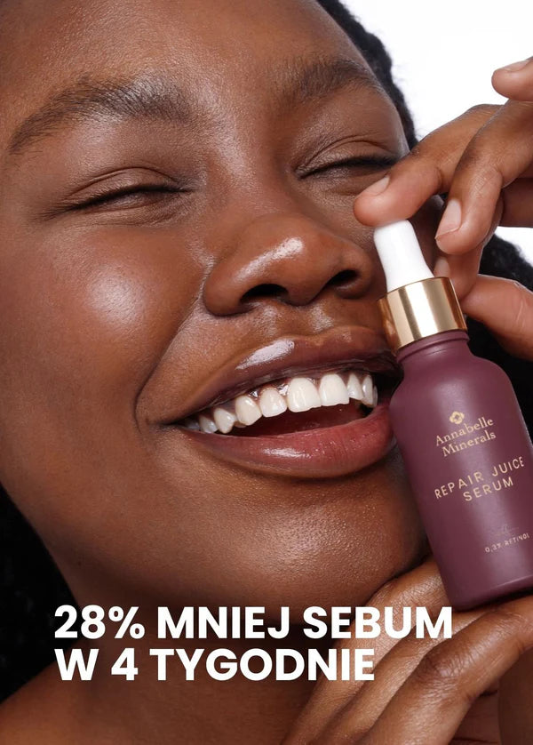 Uśmiechnięta osoba trzymająca butelkę serum Repair Juice z hasłem o zmniejszeniu sebum w ciągu 4 tygodni