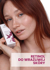 Osoba trzymająca opakowanie serum z retinolem Annabelle Minerals do wrażliwej skóry z naturalnym makijażem