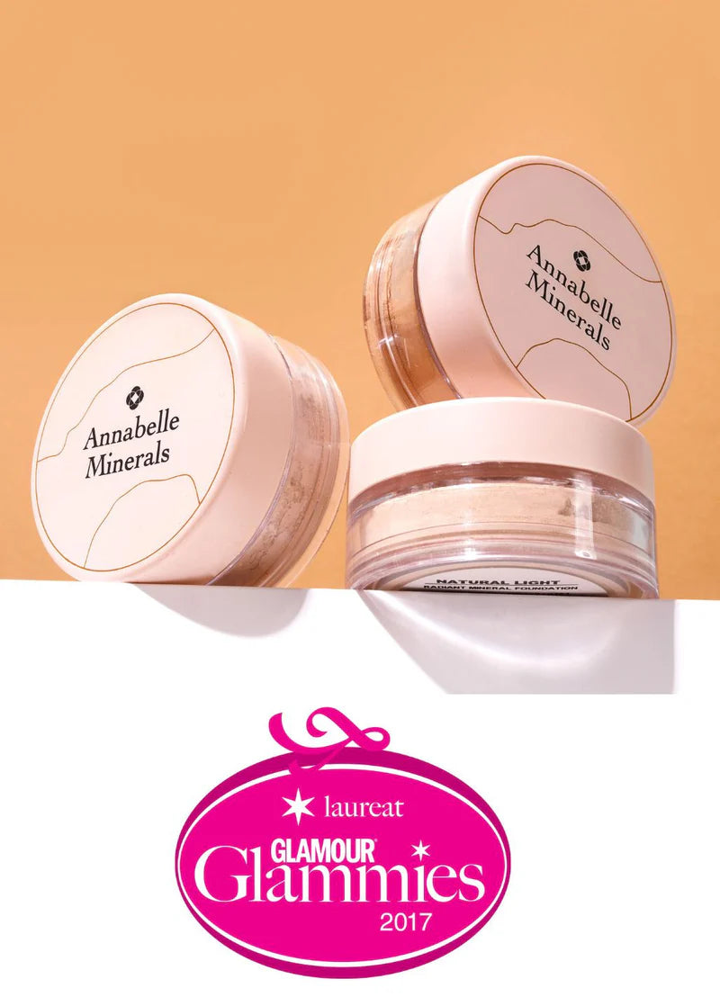Korektory mineralne Annabelle Minerals z nagrodą Glamour Glammies 2017 na jasnym tle