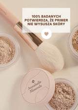 Pędzel do pudru obok pojemników z mineralnym primerem glinkowym Annabelle Minerals i napisem o delikatnym działaniu  