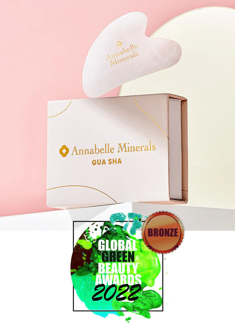 Opakowanie i płytka do masażu twarzy gua sha  oraz odznaką za nagrodę  Global Green Beauty Awardsw 2022 roku