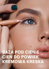 Kobieta nakłada na powiekę kremowy cień do oczu w kredce, skupiając się na makijażu oczu