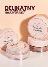 Otwarty pojemnik mineralnego cienia Annabelle Minerals z widocznym kosmetykiem w delikatnym, naturalnym odcieniu