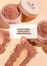 Przezroczyste pojemniki z różem mineralnym Annabelle Minerals rozsypanym na blacie