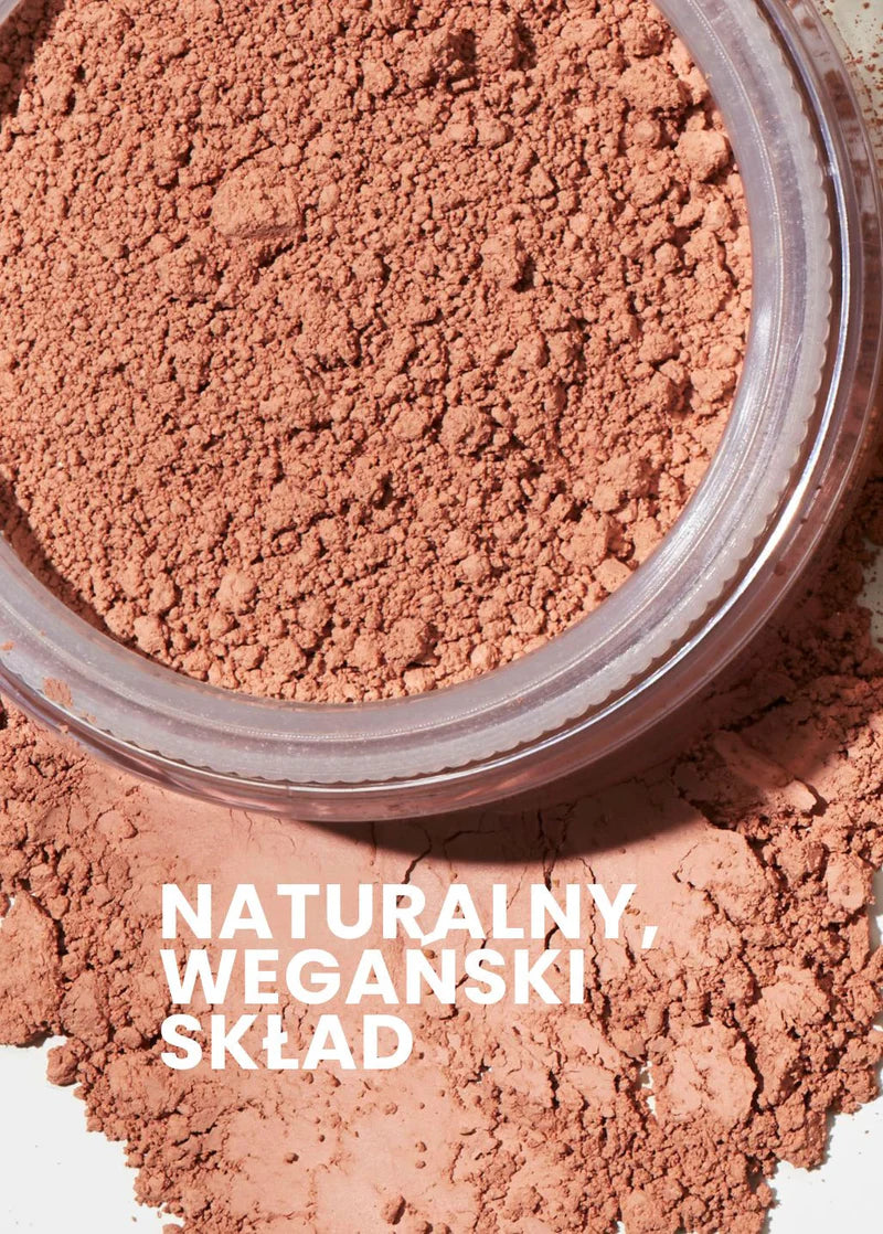 Pojemnik z naturalnym różem rozświetlającym Annabelle Minerals oraz rozsypane wokół drobinki proszku