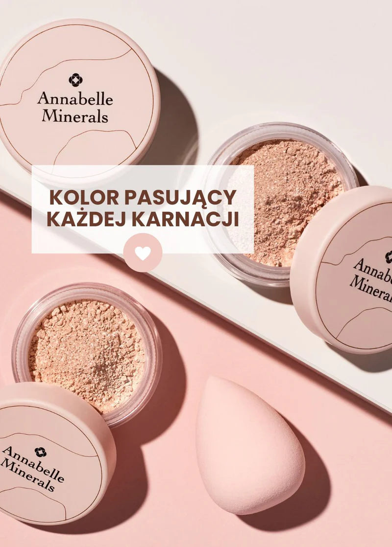 Opakowania rozświetlacza mineralnego Annabelle Minerals wraz z różową gąbką do makijażu, promujące dopasowanie koloru do każdej karnacji