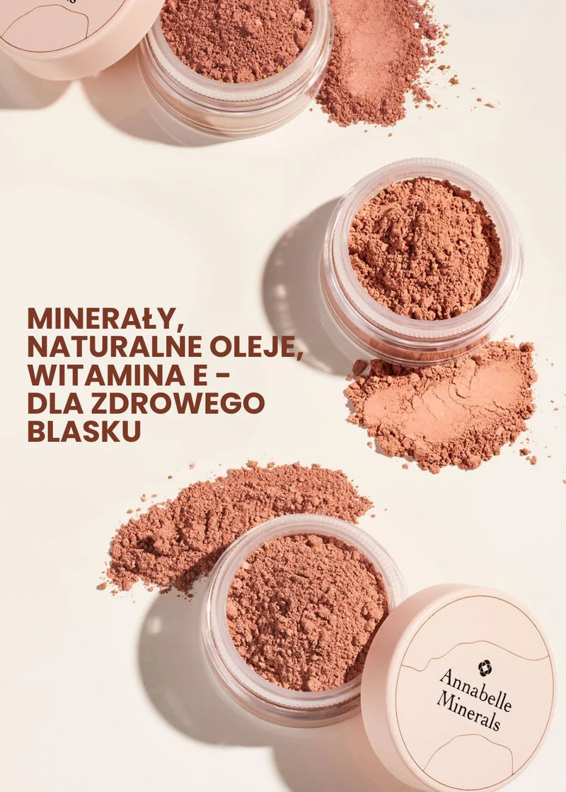 Rozłożone pojemniki z różami mineralnymi Annabelle Minerals z informacją, że zawierają minerały, naturalne oleje i witaminę E dla zdrowego blasku skóry