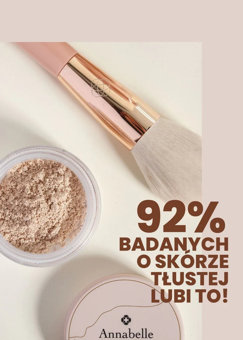 Pędzel do makijażu obok pojemnika z pudrem matującym marki Annabelle Minerals, idealny dla osób z cerą tłustą
