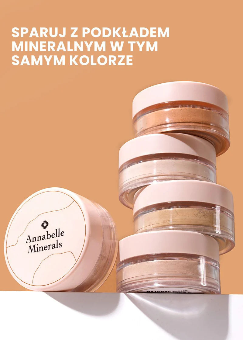Stylowe słoiczki korektora mineralnego Annabelle Minerals na delikatnym brzoskwiniowym tle
