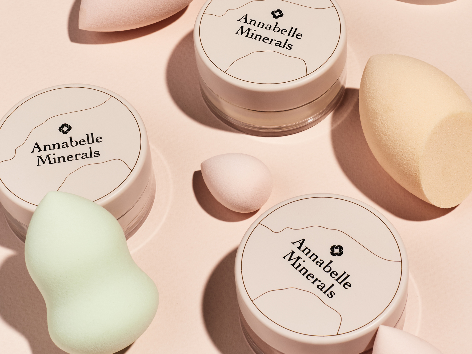 Do aplikacji podkładu mineralnego na mokro użyj gąbki do makijażu Softie od Annabelle Minerals